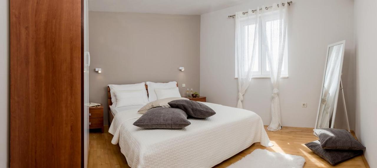 Apartments And Rooms With Parking Space Rogoznica - 10339 Εξωτερικό φωτογραφία