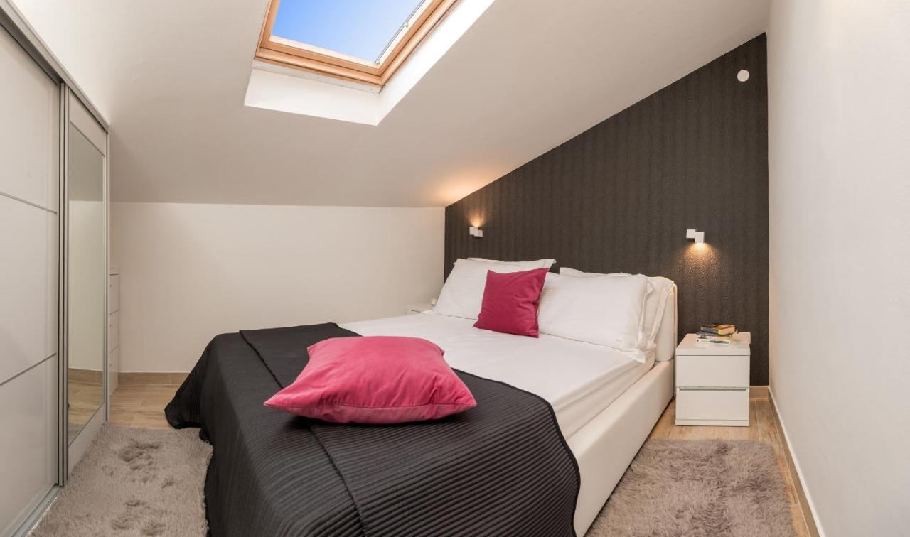 Apartments And Rooms With Parking Space Rogoznica - 10339 Εξωτερικό φωτογραφία