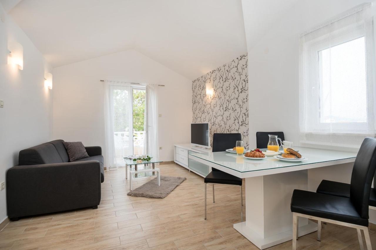 Apartments And Rooms With Parking Space Rogoznica - 10339 Εξωτερικό φωτογραφία