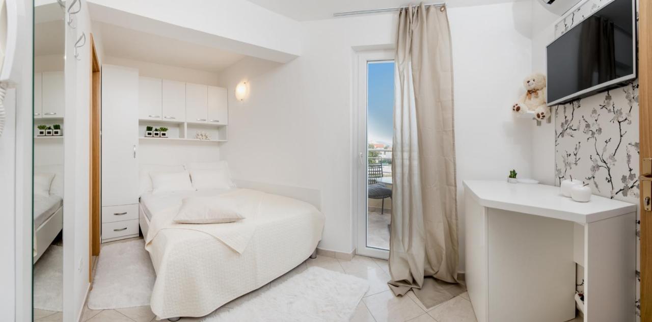 Apartments And Rooms With Parking Space Rogoznica - 10339 Εξωτερικό φωτογραφία