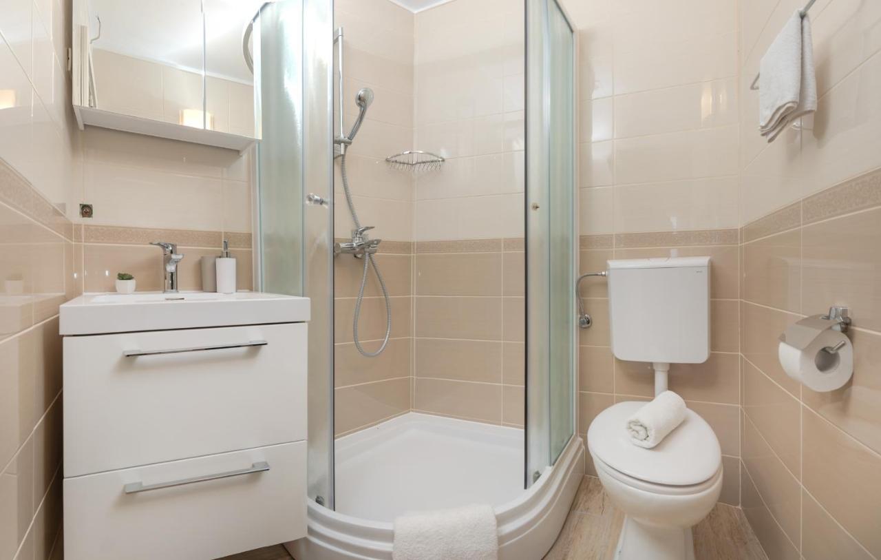 Apartments And Rooms With Parking Space Rogoznica - 10339 Εξωτερικό φωτογραφία
