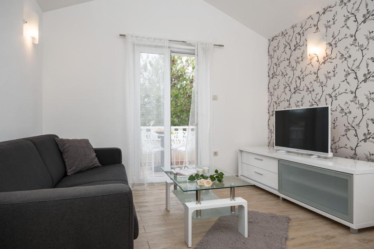 Apartments And Rooms With Parking Space Rogoznica - 10339 Εξωτερικό φωτογραφία